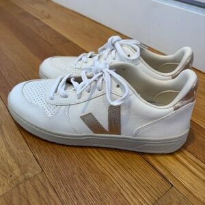 Like new Veja v-10 sneakers